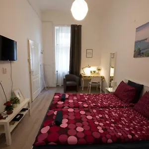 no-11-apartment-with-2-bathrooms-next-to-railway-station.inbudapesthotels.com/